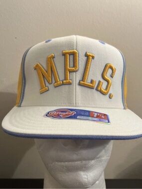 Vintage Minneapolis Lakers hat fitted Men's size 7 1/8 yellow white NWT